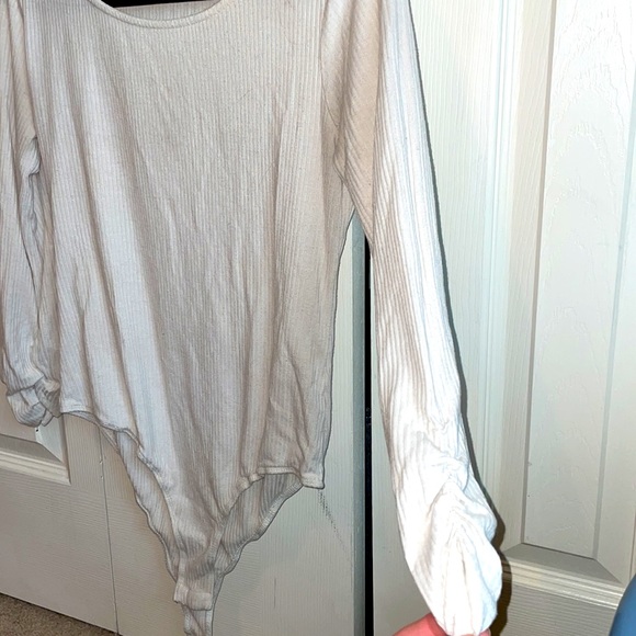☁️Xhilaration Womens Small White Mid Sleeved Bodysuit☁️ - Picture 3 of 3